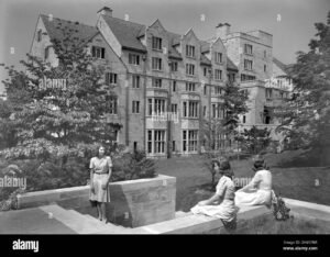 edificio storico universitario con studenti allesterno