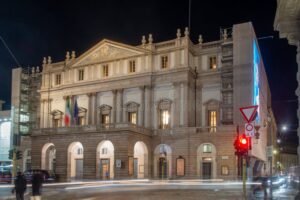 esterno teatro alla scala di milano notturno