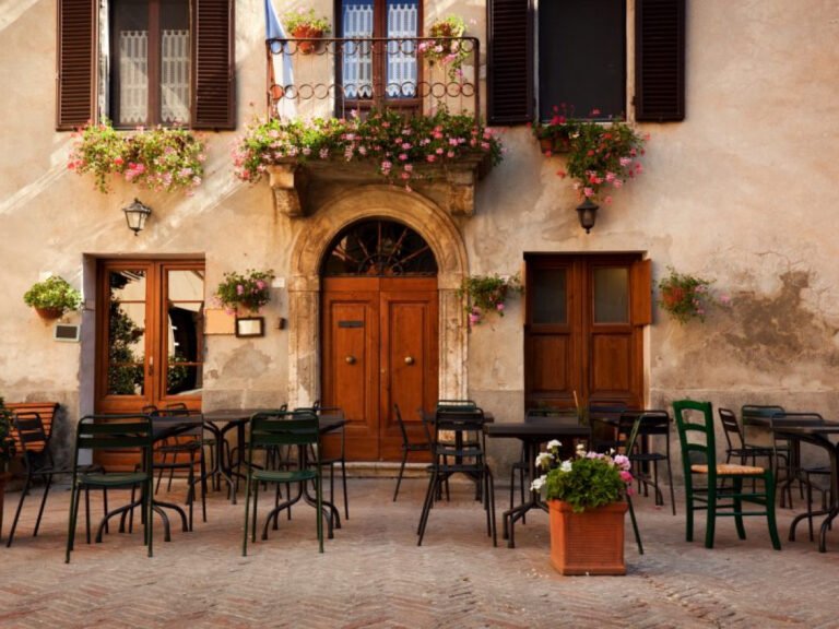 esterno tradizionale di una trattoria italiana