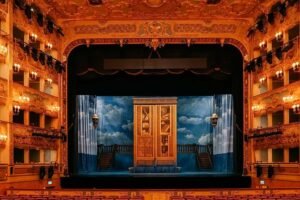 facciata illuminata teatro la fenice venezia