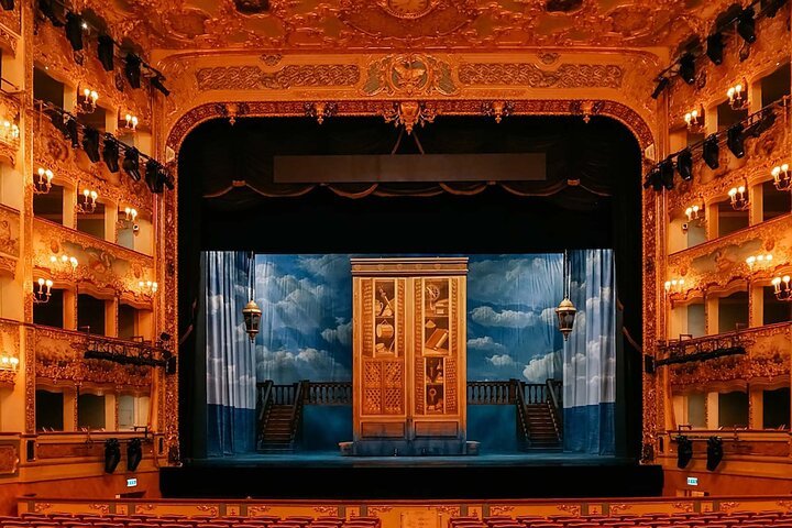 facciata illuminata teatro la fenice venezia