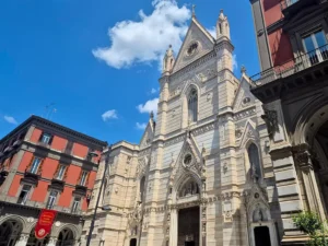facciata imponente del duomo di napoli al sole