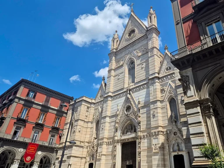 facciata imponente del duomo di napoli al sole