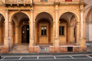 facciata storica con portici luminosi e accoglienti