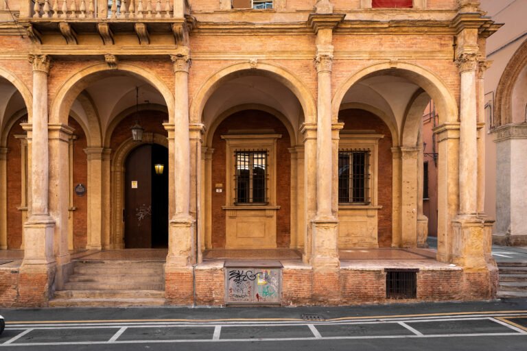 Cos’è La Casa Sopra I Portici e Perché è Così Importante