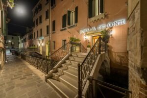 facciata storica della ca dei conti venezia