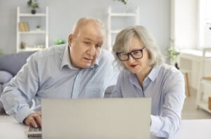 Cos’è l’Indicatore Della Situazione Economica Equivalente E Come Funziona 30 famiglia che calcola bilancio domestico insieme