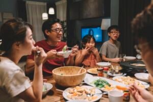 famiglia che conversa serenamente a casa