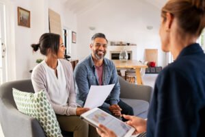 famiglia che parla con consulente finanziario
