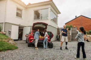 Come Ottenere Lo Stato Di Famiglia Per L'Assicurazione Auto O Casa 18 famiglia felice con casa e auto parcheggiata