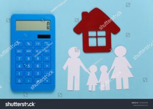 famiglia felice con casa e calcolatrice