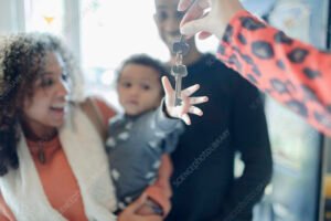 Quale Banca Offre i Migliori Mutui Liquidità per le Tue Esigenze 25 famiglia felice con chiavi di casa nuova