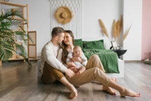 famiglia felice in casa accogliente