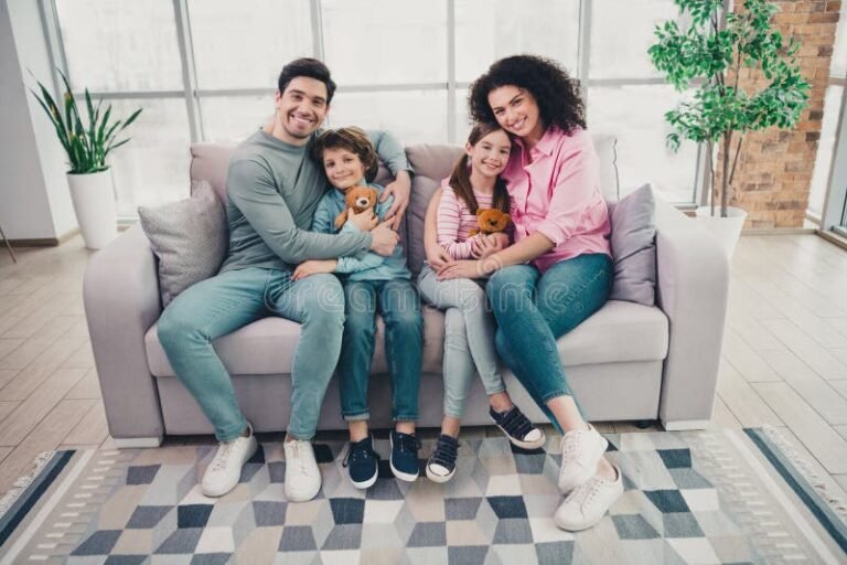 famiglia felice in casa moderna luminosa