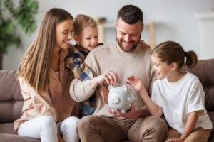 famiglia felice risparmia insieme a casa