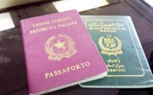 famiglia italiana che compila documenti insieme