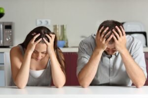 famiglia preoccupata davanti a una casa