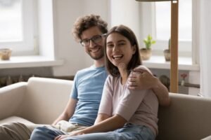 famiglia serena con assicuratore professionista sorridente