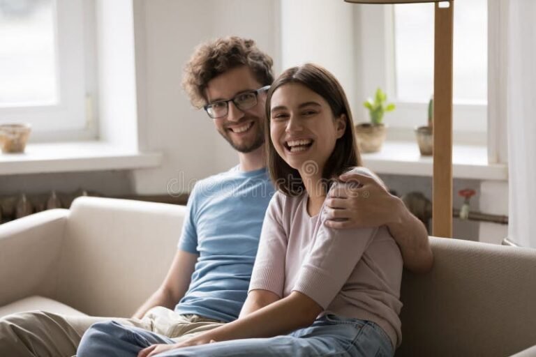 Quanto Costa l'Assicurazione sulla Vita e Come Scegliere la Polizza Giusta 2 famiglia serena con assicuratore professionista sorridente