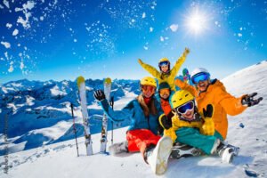 famiglie felici che giocano in montagna