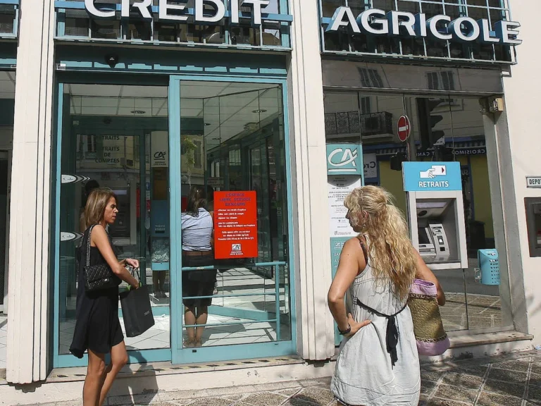 filiale credit agricole con clienti sorridenti fuori