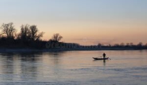 fiume po con barca e paesaggi naturali