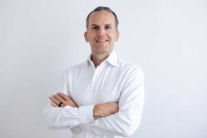 funzionario pubblico con documenti finanziari sorridente