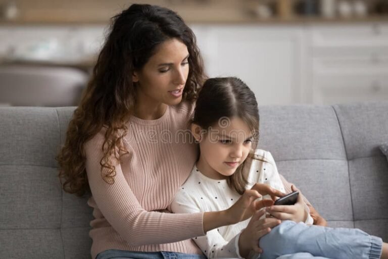 genitore single che usa smartphone con bambino