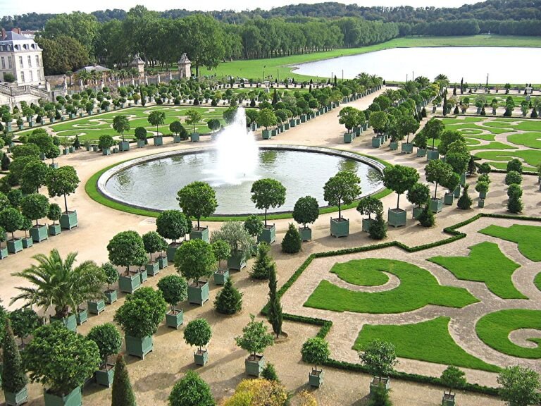 giardino storico con fontane e architettura elegante