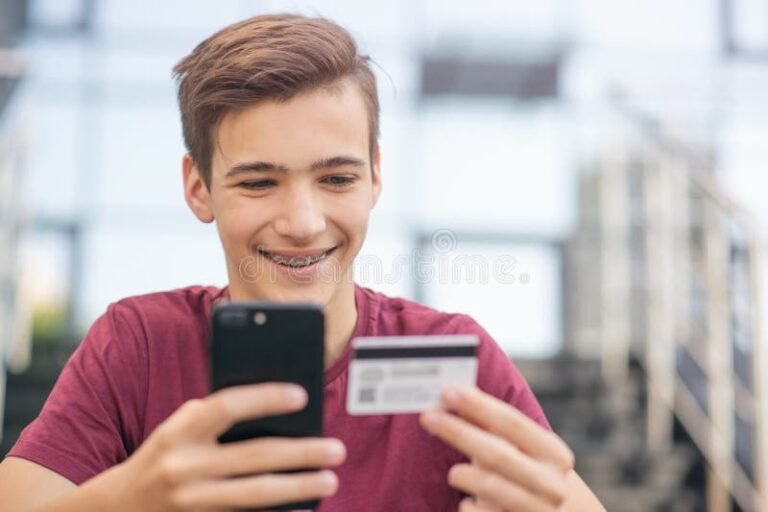 giovane adolescente con smartphone e carta bancaria