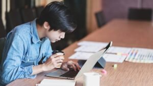 giovane professionista che invia un curriculum vitae