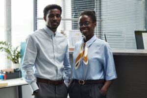 giovane professionista sorridente in ufficio bancario