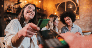 giovane straniero con carta postepay sorridente