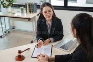 giovani avvocati in ufficio legale moderno