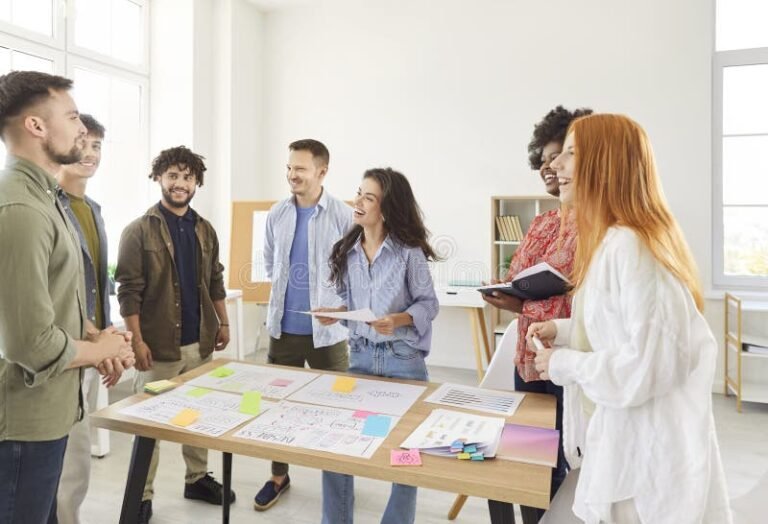 giovani imprenditori che discutono progetto creativo