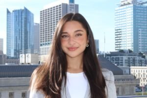 Quali Multinazionali Assumono Laureati in Giurisprudenza in Italia 4 giovani laureati in giurisprudenza con skyline aziendale