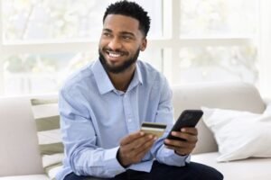 giovani sorridenti con smartphone e carta servizi