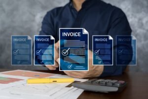 grafico finanziario con calcolatrice e fatture