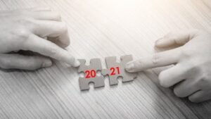 immagine di mani che uniscono puzzle finanziari