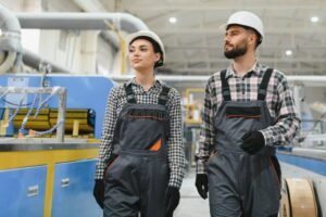 impianto industriale moderno con operai al lavoro