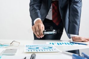 Che cos'è il credito d'imposta e come funziona per le imprese 43 imprenditore che analizza documenti finanziari aziendali