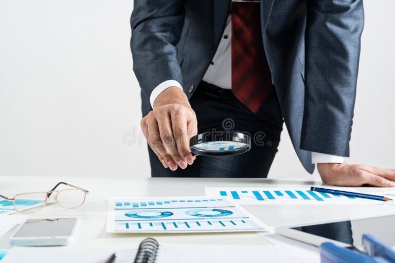 imprenditore che analizza documenti finanziari aziendali