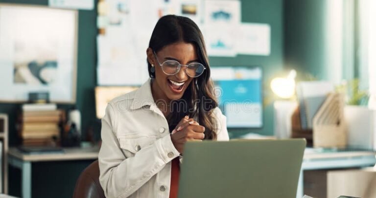 imprenditore che cerca offerte internet al computer