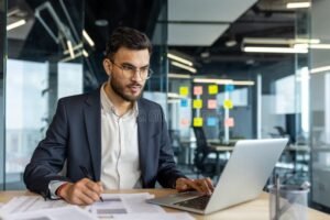 imprenditore che firma documenti fiscali