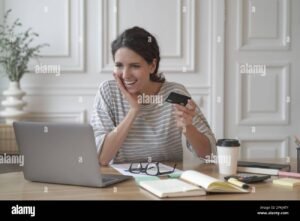 imprenditore italiano usa laptop apple in ufficio