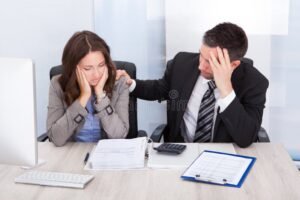 Come Ottenere Prestiti per Ditte Individuali Se Sei un Cattivo Pagatore 6 imprenditore preoccupato con documenti finanziari