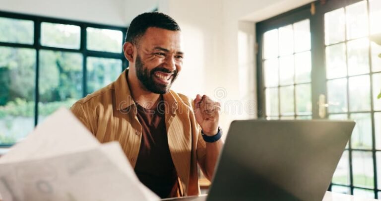 imprenditore soddisfatto con documenti finanziari