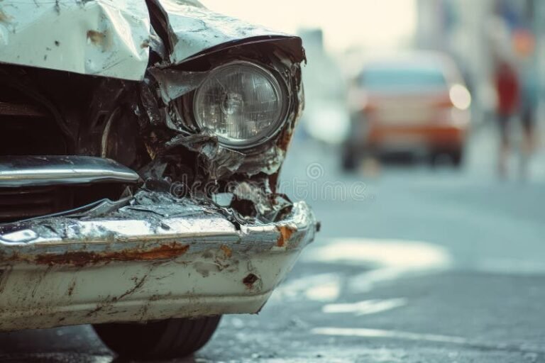 incidente stradale con veicoli danneggiati visibili