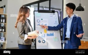 incontro di professionisti davanti a grafici finanziari