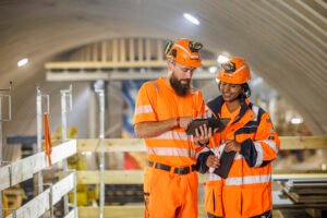 Come Si Può Lavorare Come Ingegnere In Svizzera E Quali Opportunità Ci Sono 19 ingegnere con casco in cantiere svizzero